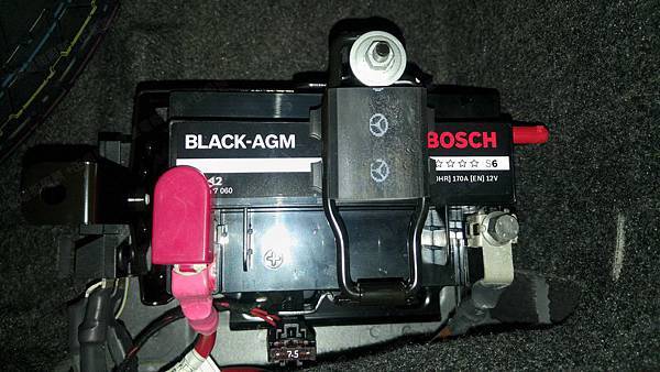 【台北】MERCEDES BENZ賓士 E-Class Estate E220 CDI 柴油版 AMG S212 2013年 Auxiliary battery輔助小電池 原廠 泰製3K BATTERY AGM 12AH 200A(EN) 更換 日製BOSCH博世 AGM BLA-12 12AH 170A(EN) 有排氣孔設計