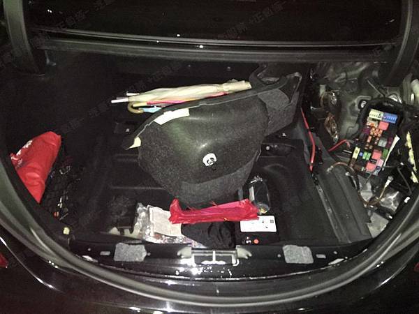 【台北】MERCEDES BENZ賓士 S-Class S400 L V222 3.0 汽油版 2015年 Auxiliary battery輔助小電池 原廠 泰製3K BATTERY AGM 12AH 200A(EN) 更換 德製VARTA華達 AGM YTX14-BS 12AH 200A(EN) 【到府安裝】