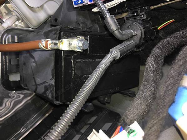 【台北】MERCEDES BENZ賓士 S-Class S400 L V222 3.0 汽油版 2015年 Auxiliary battery輔助小電池 原廠 泰製3K BATTERY AGM 12AH 200A(EN) 更換 德製VARTA華達 AGM YTX14-BS 12AH 200A(EN) 【到府安裝】