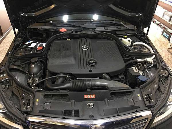 【台北】MERCEDES BENZ賓士 C-Class Sedan C220 CDI 柴油版 W204 2011年 汽車電瓶 原廠 德製VARTA華達 AGM 80AH 800A(EN) 更換 法製EXIDE埃克塞德 AGM EK800 80AH 800A(EN)