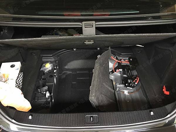 【台北】MERCEDES BENZ賓士 E-Class Sedan E250 W212 2014年 Auxiliary battery輔助小電池 原廠 泰製3K BATTERY AGM 12AH 200A(EN) 更換 德製VARTA華達 AGM YTX14-BS 12AH 200A(EN)