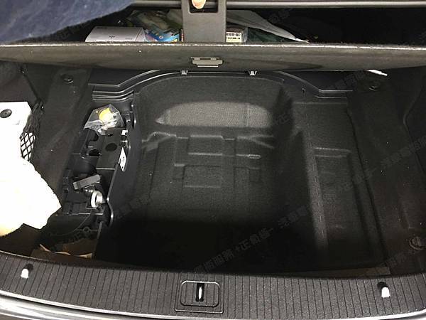 【台北】MERCEDES BENZ賓士 E-Class Sedan E250 W212 2014年 Auxiliary battery輔助小電池 原廠 泰製3K BATTERY AGM 12AH 200A(EN) 更換 德製VARTA華達 AGM YTX14-BS 12AH 200A(EN)