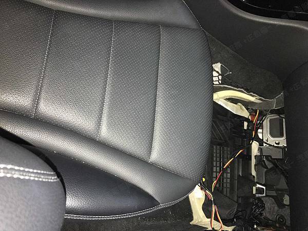 【台北】MERCEDES BENZ賓士 C-Class Sedan C300 4MATIC W205 2015年 Auxiliary battery輔助電瓶(變壓器、電容器) 更換紀錄