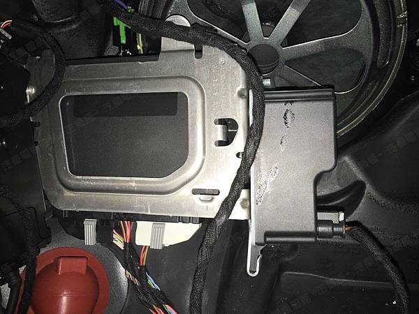 【台北】MERCEDES BENZ賓士 C-Class Sedan C300 4MATIC W205 2015年 Auxiliary battery輔助電瓶(變壓器、電容器) 更換紀錄