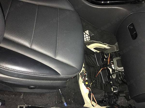 【台北】MERCEDES BENZ賓士 C-Class Sedan C300 4MATIC W205 2015年 Auxiliary battery輔助電瓶(變壓器、電容器) 更換紀錄