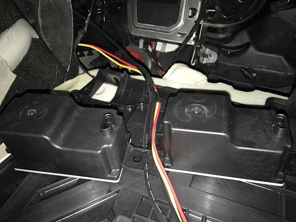 【台北】MERCEDES BENZ賓士 C-Class Sedan C300 4MATIC W205 2015年 Auxiliary battery輔助電瓶(變壓器、電容器) 更換紀錄