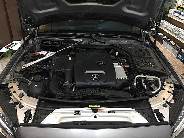 【台北】MERCEDES BENZ賓士 C-Class Sedan C200 W205 2015年 汽車電瓶 原廠 德製VARTA華達 AGM 70AH 760A(EN) 更換 德國VARTA華達 德國廠 AGM E39 70AH 760A(EN)