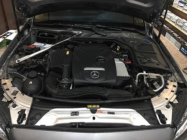 【台北】MERCEDES BENZ賓士 C-Class Sedan C200 W205 2015年 汽車電瓶 原廠 德製VARTA華達 AGM 70AH 760A(EN) 更換 德國VARTA華達 德國廠 AGM E39 70AH 760A(EN)