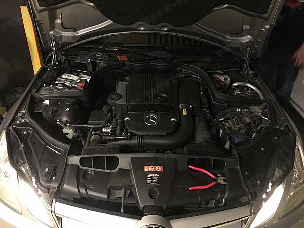 【台北】MERCEDES BENZ賓士 E-Class Coupe E250 BlueEFFICIENCY C207 2012年 汽車電瓶 原廠 德製VARTA華達 AGM 80AH 800A(EN) 更換 德國VARTA華達 德國廠 AGM F21 80AH 800A(EN) 【到府安裝】