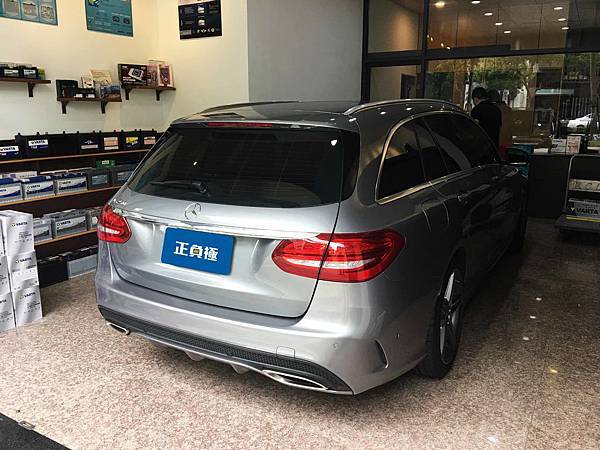 【台北】MERCEDES BENZ賓士 C-Class Estate C250 S205 2016年 汽車電瓶 原廠 BENZ AGM 70AH 760A(EN) 更換 德國VARTA華達 德國廠 AGM E39 70AH 760A(EN)