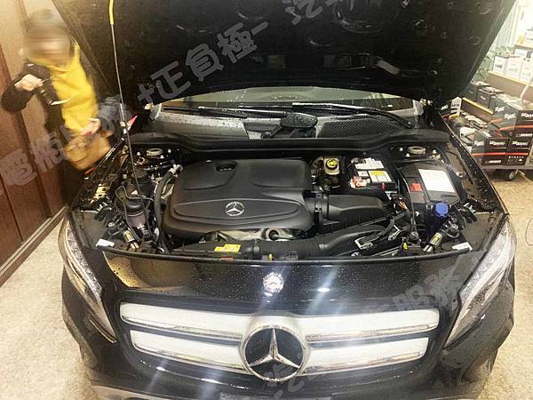 【台北】MERCEDES BENZ賓士 GLA-Class GLA200 X156 2016 原廠電瓶 德國MOLL莫爾 EFB 70AH 720A(EN) 更換 汽車電池 德國VARTA華達 德國廠 AGM E39 70AH 760A(EN) IMG_3656