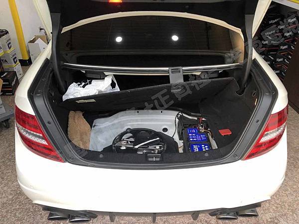 【台北】MERCEDES BENZ賓士 C-Class Sedan C63 AMG C204 2012年 原車電瓶 韓製GLOBAL地球牌 AGM L5 92AH 850A 更換 汽車電池 德國VARTA華達 韓國廠 AGM LN5 595901085 95AH 850A(EN) IMG_3921