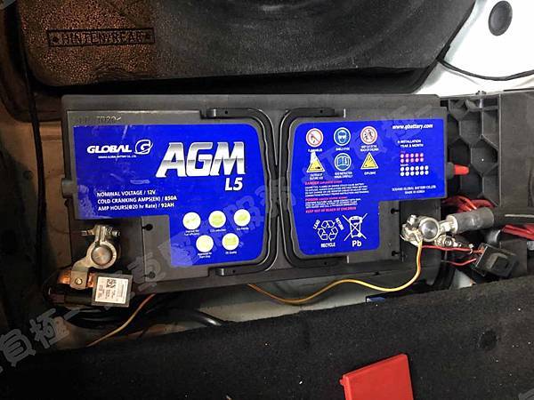【台北】MERCEDES BENZ賓士 C-Class Sedan C63 AMG C204 2012年 原車電瓶 韓製GLOBAL地球牌 AGM L5 92AH 850A 更換 汽車電池 德國VARTA華達 韓國廠 AGM LN5 595901085 95AH 850A(EN) IMG_3920