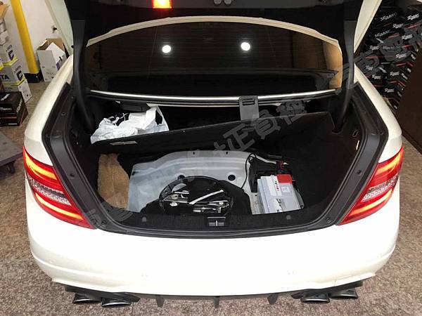 【台北】MERCEDES BENZ賓士 C-Class Sedan C63 AMG C204 2012年 原車電瓶 韓製GLOBAL地球牌 AGM L5 92AH 850A 更換 汽車電池 德國VARTA華達 韓國廠 AGM LN5 595901085 95AH 850A(EN) IMG_3919