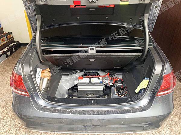 【台北】MERCEDES BENZ賓士 E-Class Sedan E300 BlueTEC Hybrid 油電版 W212 2014年 Auxiliary battery輔助電池 原廠電瓶 BENZ AGM 95AH 850A(EN) 更換 汽車電池 德國VARTA華達 韓國廠 AGM LN5 595901085 95AH 850A(EN) IMG_4260