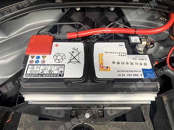 【台北】MERCEDES BENZ賓士 E-Class Sedan E300 BlueTEC Hybrid 油電版 W212 2014年 Auxiliary battery輔助電池 原廠電瓶 BENZ AGM 95AH 850A(EN) 更換 汽車電池 德國VARTA華達 韓國廠 AGM LN5 595901085 95AH 850A(EN) IMG_4259