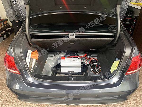 【台北】MERCEDES BENZ賓士 E-Class Sedan E300 BlueTEC Hybrid 油電版 W212 2014年 Auxiliary battery輔助電池 原廠電瓶 BENZ AGM 95AH 850A(EN) 更換 汽車電池 德國VARTA華達 韓國廠 AGM LN5 595901085 95AH 850A(EN) IMG_4258
