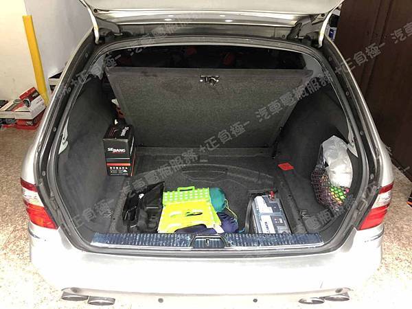 【台北】MERCEDES BENZ賓士 E-Class Estate E320 AMG S211 2003年 原車電瓶 韓製BOSCH博世 AGM LN5 95AH 850A 更換 汽車電池 德國VARTA華達 德國廠 AGM G14 95AH 850A(EN) IMG_4721