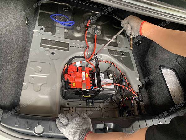 【台北】BMW寶馬 5-Series Sedan 528i F10 2014年 原廠電瓶 BMW AGM 90AH 900A(EN) 更換 汽車電池 德國VARTA華達 韓國廠 AGM LN5 595901085 95AH 850A(EN) IMG_5063