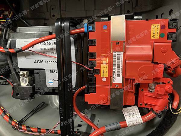 【台北】BMW寶馬 5-Series Sedan 528i F10 2014年 原廠電瓶 BMW AGM 90AH 900A(EN) 更換 汽車電池 德國VARTA華達 韓國廠 AGM LN5 595901085 95AH 850A(EN) IMG_5064