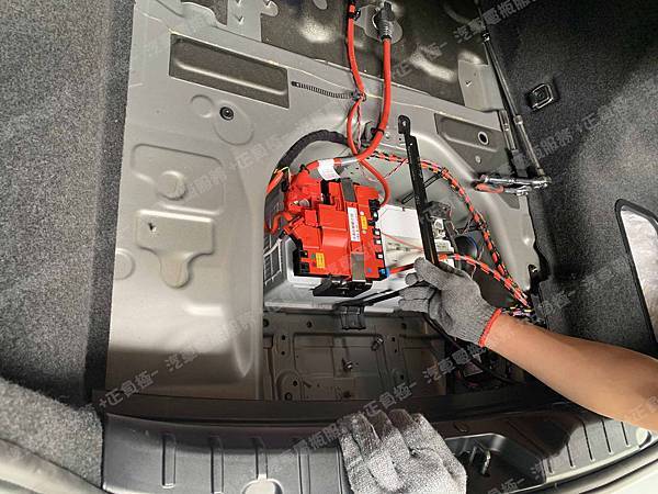 【台北】BMW寶馬 5-Series Sedan 528i F10 2014年 原廠電瓶 BMW AGM 90AH 900A(EN) 更換 汽車電池 德國VARTA華達 韓國廠 AGM LN5 595901085 95AH 850A(EN) IMG_5065