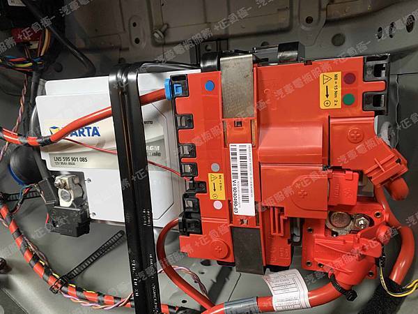 【台北】BMW寶馬 5-Series Sedan 528i F10 2014年 原廠電瓶 BMW AGM 90AH 900A(EN) 更換 汽車電池 德國VARTA華達 韓國廠 AGM LN5 595901085 95AH 850A(EN) IMG_5066