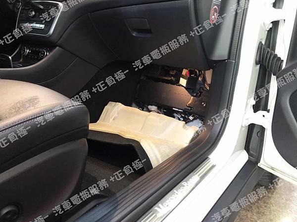 【台北】MERCEDES BENZ賓士 GLA-Class GLA200 X156 2018年 原廠 輔助小電池 12V 1.2Ah 更換 專用 汽車電瓶 Auxiliary battery 12V 1.2Ah IMG_6735