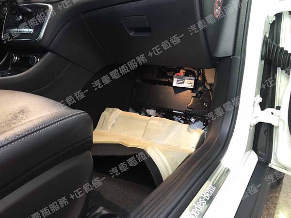 【台北】MERCEDES BENZ賓士 GLA-Class GLA200 X156 2018年 原廠 輔助小電池 12V 1.2Ah 更換 專用 汽車電瓶 Auxiliary battery 12V 1.2Ah IMG_6732