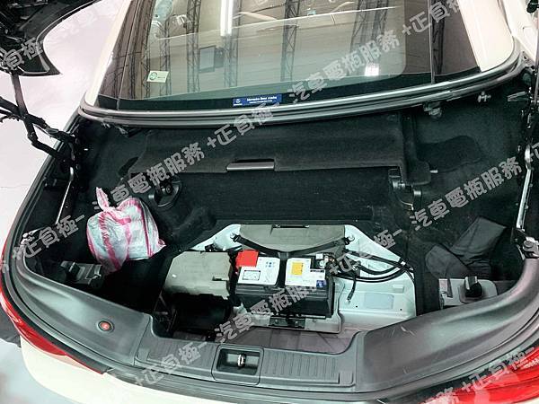 【台北】MERCEDES BENZ賓士 SL-Class SL63 AMG Roadster R231 2016年 原廠電瓶 VARTA華達 AGM 92AH 850A(EN) 更換 汽車電池 奧地利BANNER紅牛 AGM 59201 92AH 850A(EN) 【到府安裝】 IMG_8666