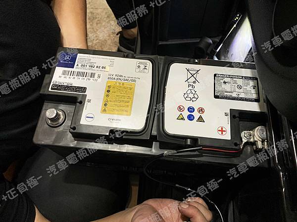 【台北】MERCEDES BENZ賓士 V-Class V250d W447 2016年 原廠電瓶 德製VARTA華達 AGM 95AH 850A(EN) 更換 汽車電池 奧地利BANNER紅牛 AGM 59201 92AH 850A(EN) IMG_8792