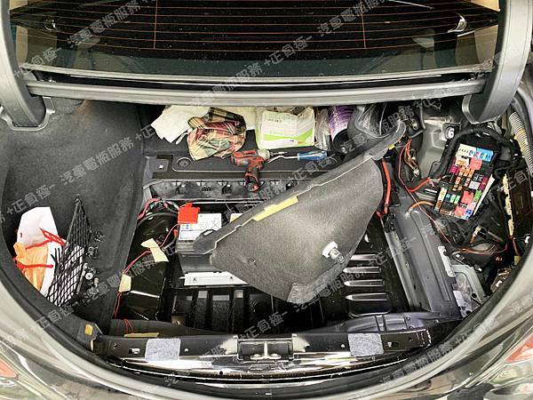 【台北】MERCEDES BENZ賓士 S-Class S350 BlueTEC L W222 2015年 Auxiliary battery輔助小電池 原廠 泰製3K BATTERY AGM 12AH 200A(EN) 更換 德製VARTA華達 AGM YTX14-BS 12AH 200A(EN) IMG_6935