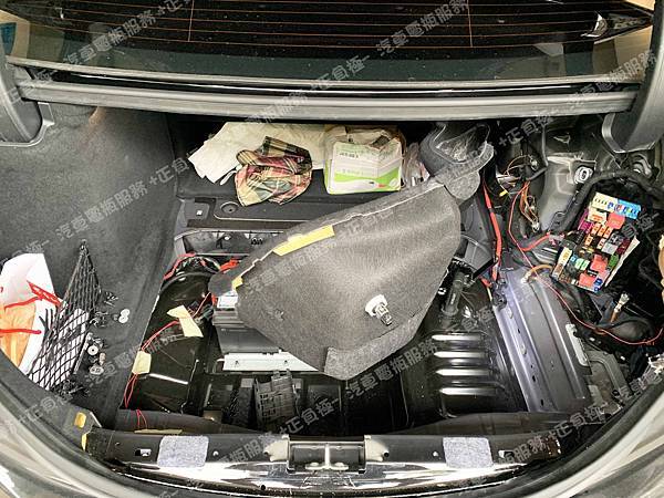 【台北】MERCEDES BENZ賓士 S-Class S350 BlueTEC L W222 2015年 Auxiliary battery輔助小電池 原廠 泰製3K BATTERY AGM 12AH 200A(EN) 更換 德製VARTA華達 AGM YTX14-BS 12AH 200A(EN) IMG_6937