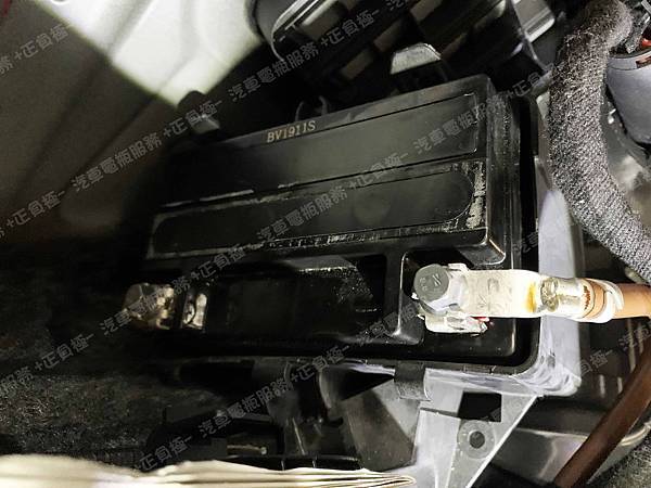 【台北】MERCEDES BENZ賓士 S-Class S350 BlueTEC L W222 2015年 Auxiliary battery輔助小電池 原廠 泰製3K BATTERY AGM 12AH 200A(EN) 更換 德製VARTA華達 AGM YTX14-BS 12AH 200A(EN) IMG_6938