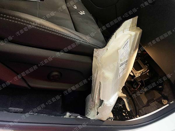 【台北】MERCEDES BENZ賓士 GLC-Class GLC250 4MATIC X253 2017年 原廠電池 Auxiliary battery輔助電瓶(變壓器、電容器) 更換紀錄 IMG_9326