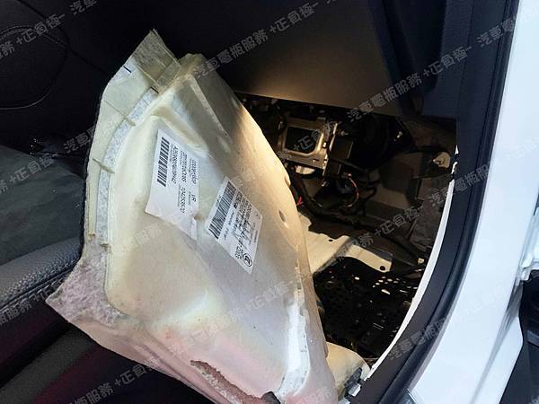 【台北】MERCEDES BENZ賓士 GLC-Class GLC250 4MATIC X253 2017年 原廠電池 Auxiliary battery輔助電瓶(變壓器、電容器) 更換紀錄 IMG_9329