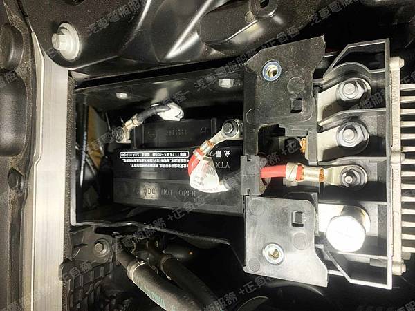 【台北】VOLVO富豪 XC90 D5 Inscription七人座 2018年 Auxiliary battery輔助小電池 原廠 VOLVO AGM 10AH 170A(EN) 更換電瓶 VARTA華達 德製 AGM YTX12-BS 10AH 150A(EN) IMG_9830