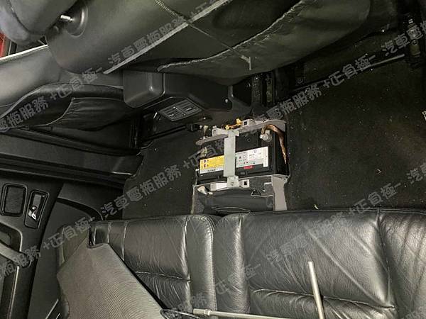 【台北】MERCEDES BENZ賓士 G-Class G500 W463 2000年 原車電瓶 韓製PLATINUM白金 60038 100AH 760A 更換 汽車電池 奧地利BANNER紅牛 銀合金 P100 100AH 820A(EN) 【到府更換】 IMG_9017