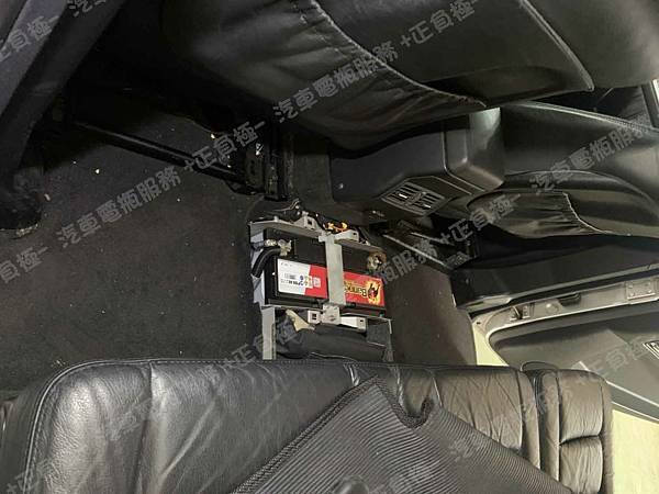 【台北】MERCEDES BENZ賓士 G-Class G500 W463 2000年 原車電瓶 韓製PLATINUM白金 60038 100AH 760A 更換 汽車電池 奧地利BANNER紅牛 銀合金 P100 100AH 820A(EN) 【到府更換】 IMG_9015