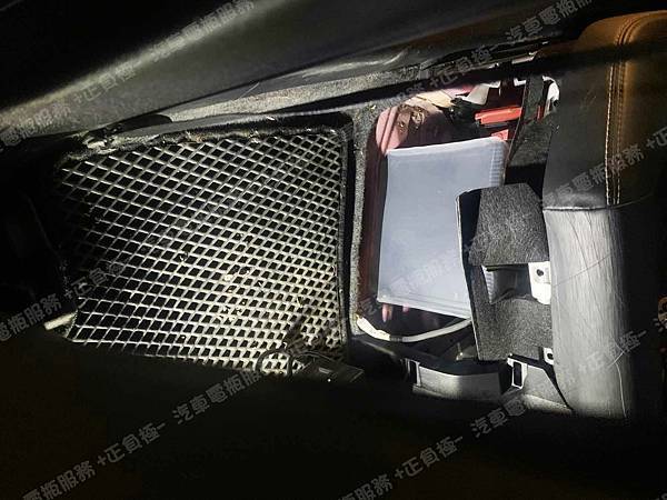 【台北】TOYOTA豐田 PRIUS C 1.5 Hybrid油電版 2012年 原廠電瓶 日製GS YUASA S34B20R 35AH 272A 更換 汽車電池 德國VARTA華達 EFB N-55R / 80B24R 55AH 500A 有排氣孔設計【到府更換】 IMG_9511