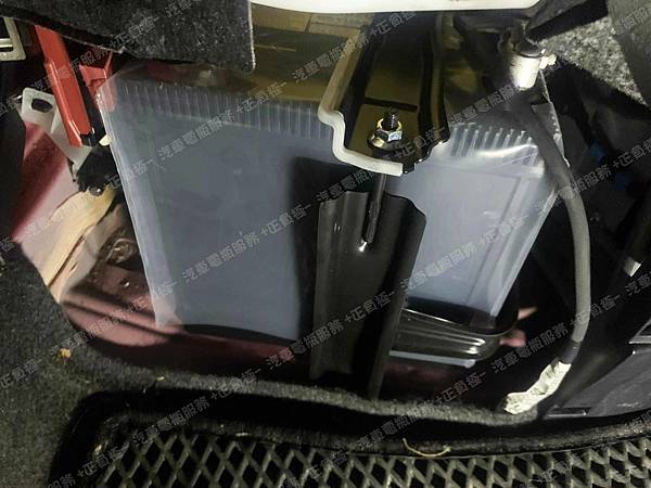 【台北】TOYOTA豐田 PRIUS C 1.5 Hybrid油電版 2012年 原廠電瓶 日製GS YUASA S34B20R 35AH 272A 更換 汽車電池 德國VARTA華達 EFB N-55R / 80B24R 55AH 500A 有排氣孔設計【到府更換】 IMG_9510