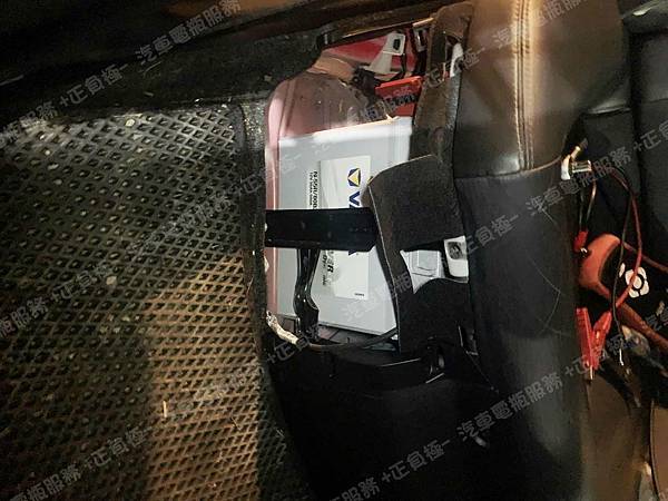 【台北】TOYOTA豐田 PRIUS C 1.5 Hybrid油電版 2012年 原廠電瓶 日製GS YUASA S34B20R 35AH 272A 更換 汽車電池 德國VARTA華達 EFB N-55R / 80B24R 55AH 500A 有排氣孔設計【到府更換】 IMG_9513