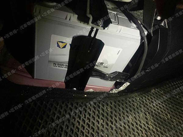 【台北】TOYOTA豐田 PRIUS C 1.5 Hybrid油電版 2012年 原廠電瓶 日製GS YUASA S34B20R 35AH 272A 更換 汽車電池 德國VARTA華達 EFB N-55R / 80B24R 55AH 500A 有排氣孔設計【到府更換】 IMG_9512