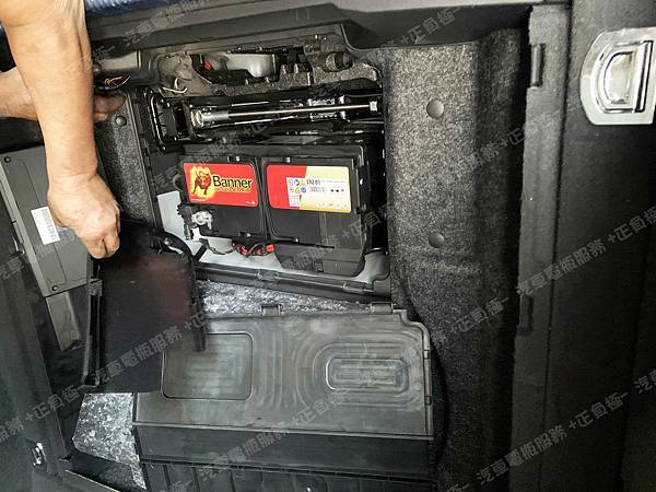 【台北】AUDI奧迪 Q5 30 TDI quattro 柴油版 2015年 原廠電瓶 德製VARTA華達 AGM 92AH 860A(EN) 更換 汽車電池 奧地利BANNER紅牛 AGM 59201 92AH 850A(EN) 【到府更換】 IMG_9456