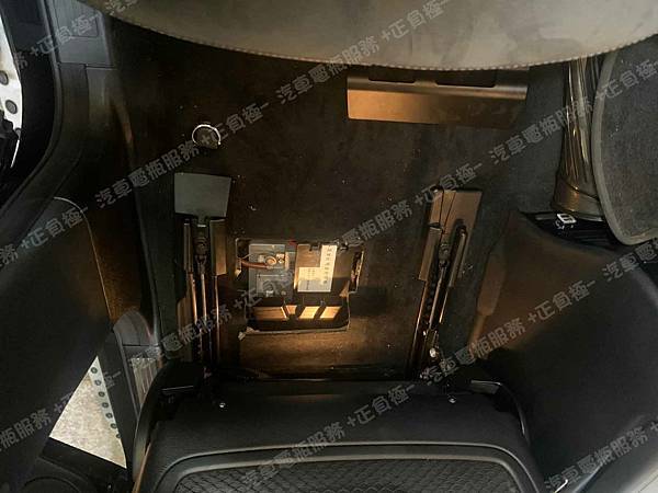 【台北】MERCEDES BENZ賓士 ML350 CDI BlueTEC 4MATIC W164 2012年 原廠電瓶 BENZ AGM 95AH 850A(EN) 更換 汽車電池 德國VARTA華達 德國廠 AGM G14 95AH 850A(EN) IMG_9471