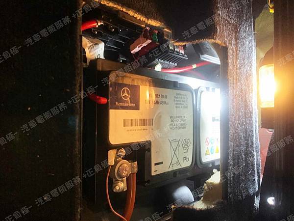 【台北】MERCEDES BENZ賓士 ML350 CDI BlueTEC 4MATIC W164 2012年 原廠電瓶 BENZ AGM 95AH 850A(EN) 更換 汽車電池 德國VARTA華達 德國廠 AGM G14 95AH 850A(EN) IMG_9468