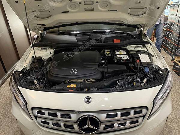 【台北】MERCEDES BENZ賓士 GLA-Class GLA200 X156 2017年 原廠電瓶 MOLL莫爾 AGM 70AH 720A(EN) 更換 汽車電池 德國VARTA華達 韓國廠 AGM LN3 70AH 760A(EN) IMG_6849
