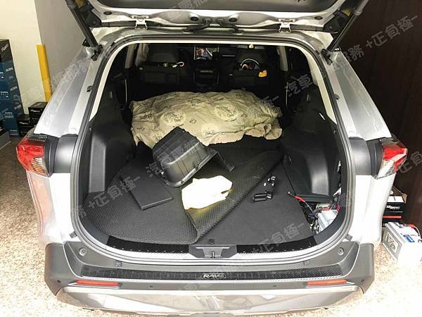 【台北】TOYOTA豐田 RAV4 2.5 Hybrid油電版 4WD MK5五代 2020年 原廠輔助電瓶 日製GS YUASA 45AH 285A(EN) 更換 汽車電池 德國VARTA華達 AGM D52 60AH 680A(EN) 有排氣孔設計 IMG_1847