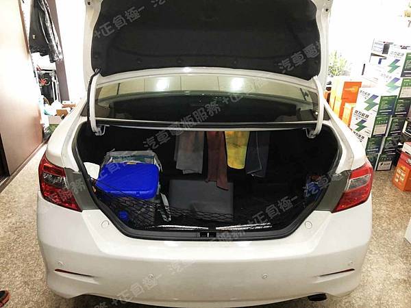 【台北】TOYOTA豐田 CAMRY 2.5 Hybrid 油電版 2013年 原車電瓶 韓製ATLAS AX S55D23R 50AH 550A 更換 汽車電池 日本KAWASAKI川崎 銀合金 EFB Q85R / 95D23R 65AH 700A 排氣孔設計 IMG_1996