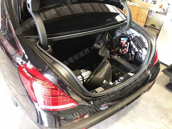 【台北】MERCEDES BENZ賓士 S-Class S400 L W222 / V222 3.0 汽油版 2016年 Auxiliary battery輔助小電池 原廠 泰製3K BATTERY AGM 12AH 200A(EN) 更換 原廠 BENZ AGM 12AH 200A(EN) 【到府安裝】 IMG_1525