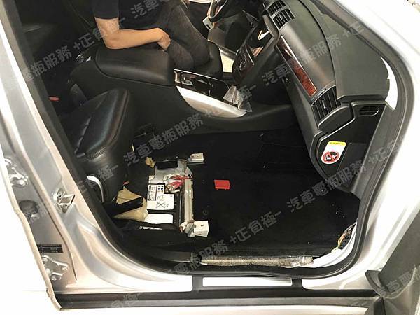 【台北】MERCEDES BENZ賓士 R-Class R350 CDI 柴油版 W251 2007年 原廠電瓶 BENZ AGM 95AH 850A(EN) 更換 汽車電池 德國MOLL莫爾 AGM 81095 95AH 850A(EN) IMG_3184